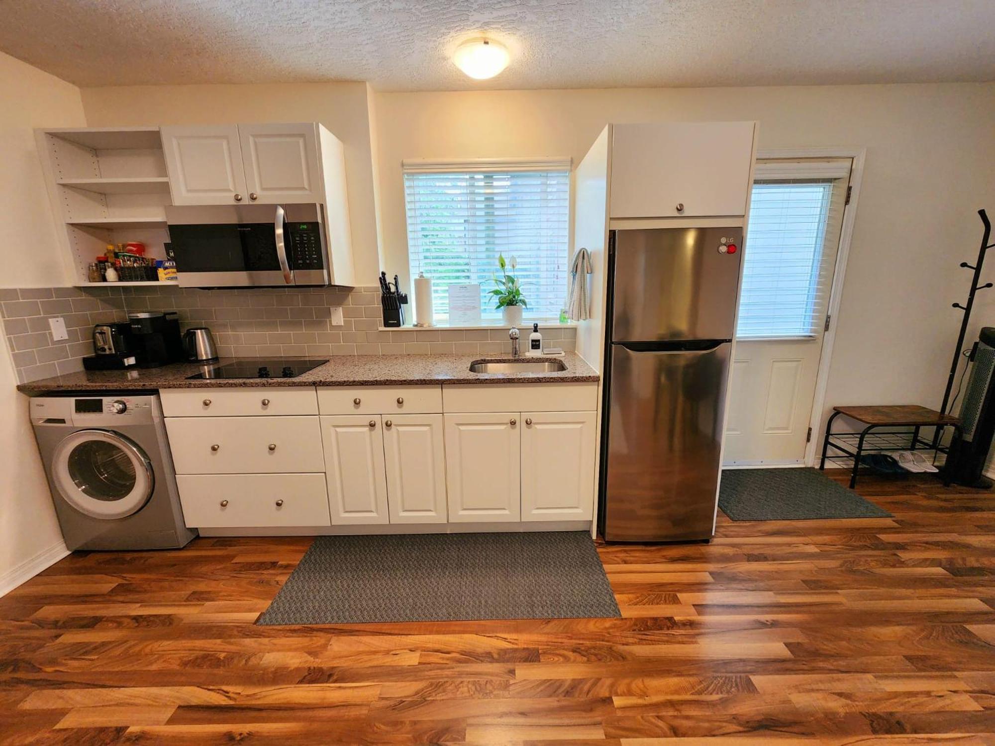Adorable 1- Bedroom Suite In Langford Victoria Exterior photo